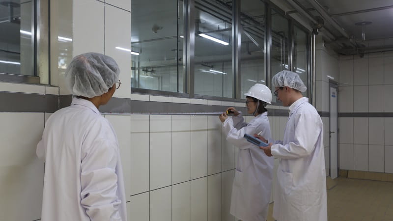 健康、安全和环境主管在现场监察