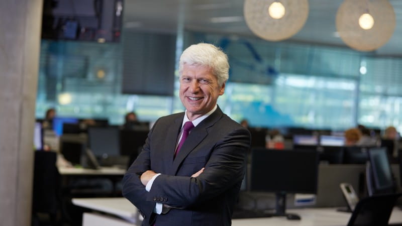 安努.韦西晔先生在援助中心内