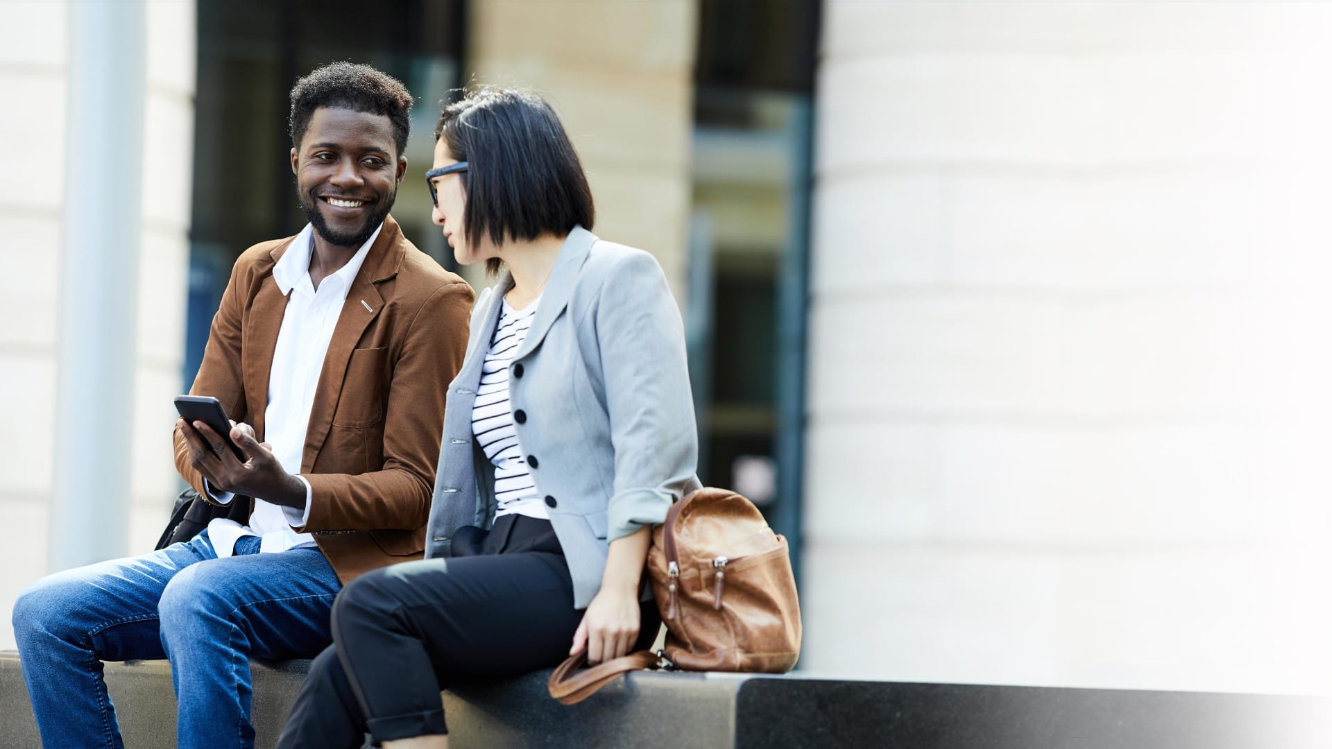 两名员工在办公室外